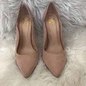 Nude pumps